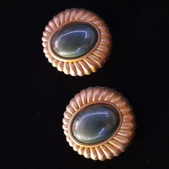 1980's Matte Gold Metal Earrings with Green Stone✨️2 - Picture 1 of 3